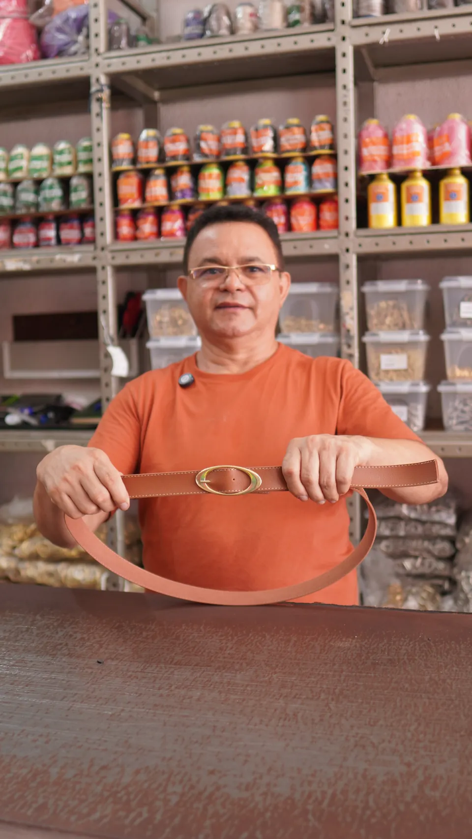 O Anísio, dono da Fortal Couros, no balcão