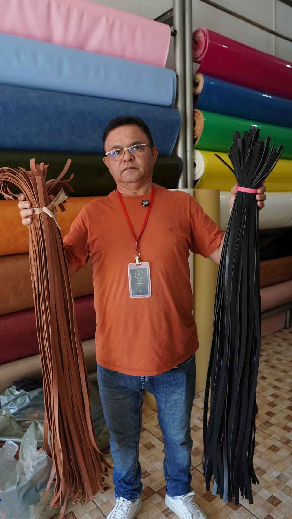 O Anísio segurando tiras de cinto cortadas